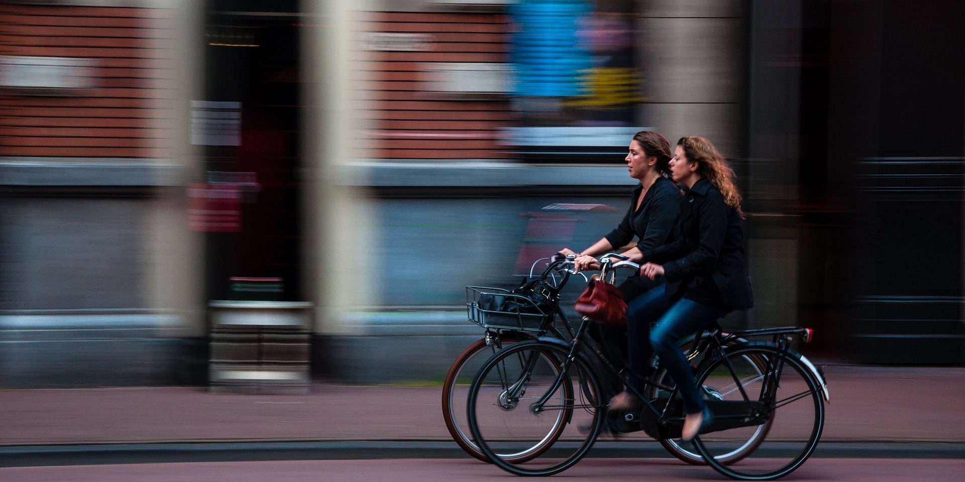 cyclists-690644_1920